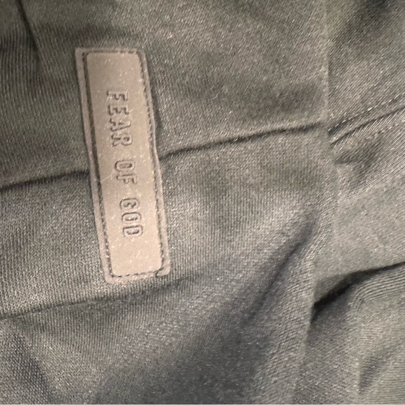 Fear of God Essentials Men’s Jet Black Pullover Hoodie Core Sz Large Arch Logo - Picture 7 of 8